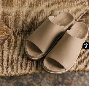 Kelsi Dagger squish slide in Oat